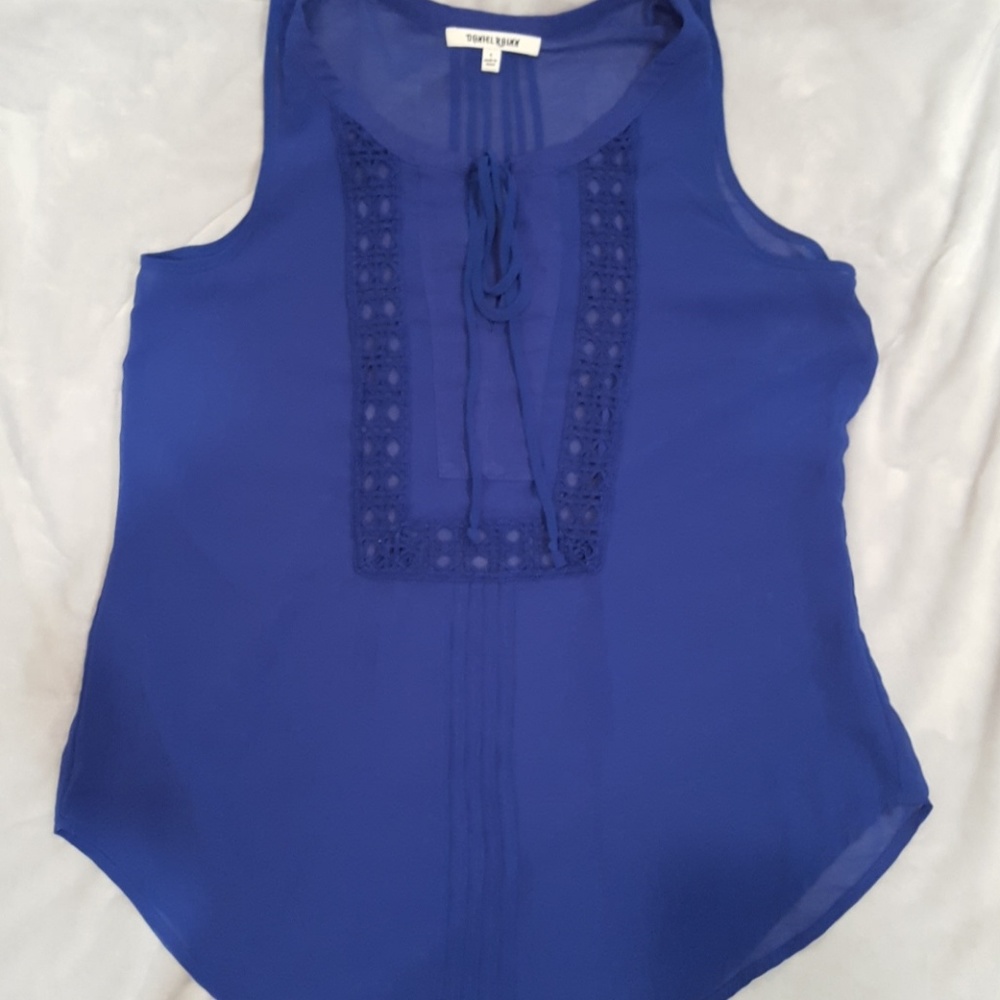 Daniel Rainn Flowy Sleeveless Blouse